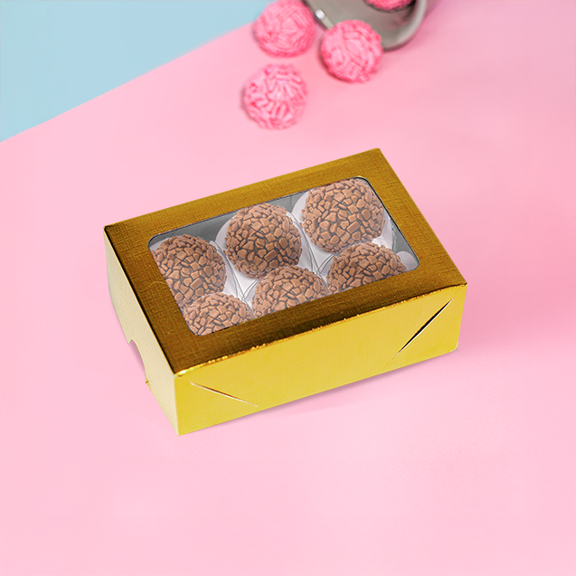 CAIXA LAMINADA COM VISOR PARA 06 DOCES DOURADA